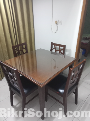 Delta Dining table